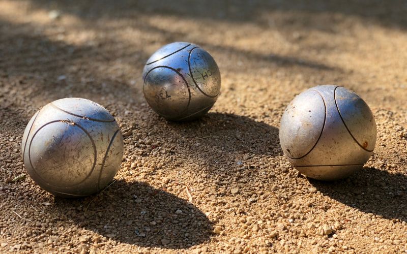 Activité sport jouer à la pétanque entre membres de Maurice Accueil